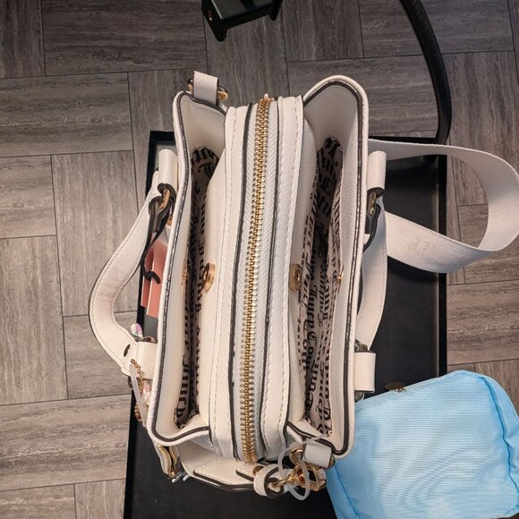 Juicy Couture, Mini Crossbody Bag White Debossed + Card Holder, Ret $79, NWT - Picture 8 of 12